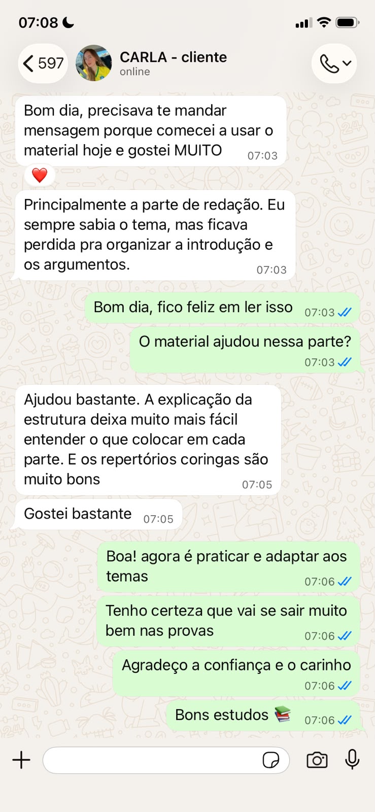 Print de conversa no WhatsApp com a cliente Carla elogiando o material de redação